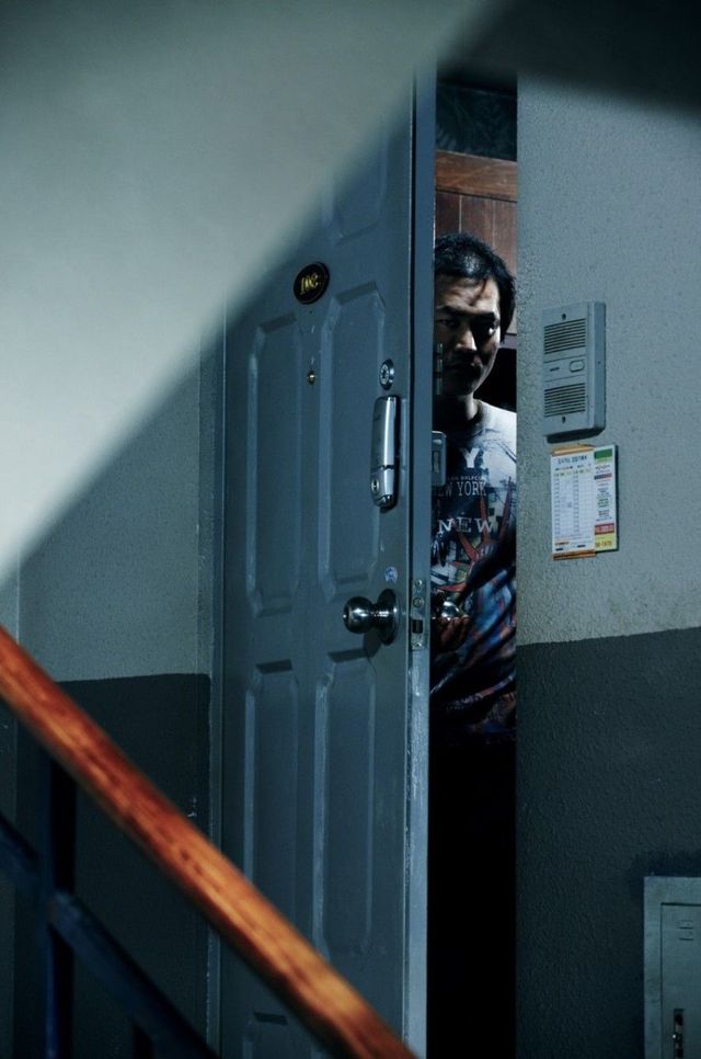 류승혁 역 김성균 / 영화 〈이웃사람〉 스틸