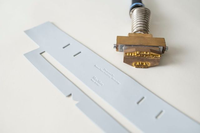 (휘트니 백 제작 과정. 안감을 레드 컬러의 나파(nappa) 가죽으로 한 것이 특징적이다.)