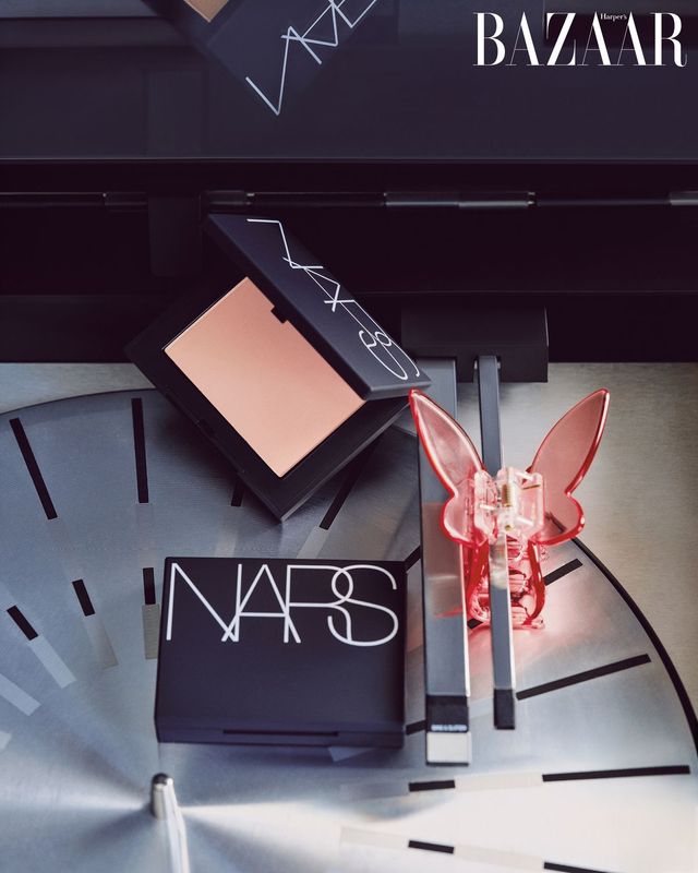 나스의 아이코닉 블러쉬 베스트 컬러인 '섹스어필'과 카카오톡 선물하기에서 단독 증정하는 헤어클립