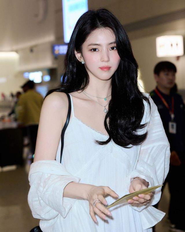 칸 국제영화제 참석을 위해 공항을 방문한 한소희.