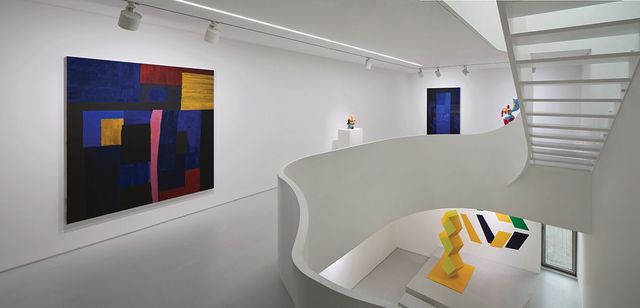 자연광과 나선형 구조가 부드럽고 따뜻한 분위기를 낸다.