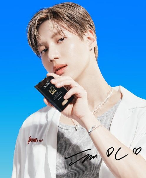 깃털처럼 가볍고 뽀-용한 마무리감이 특징인 AHC 선스틱. 사진/AHC 