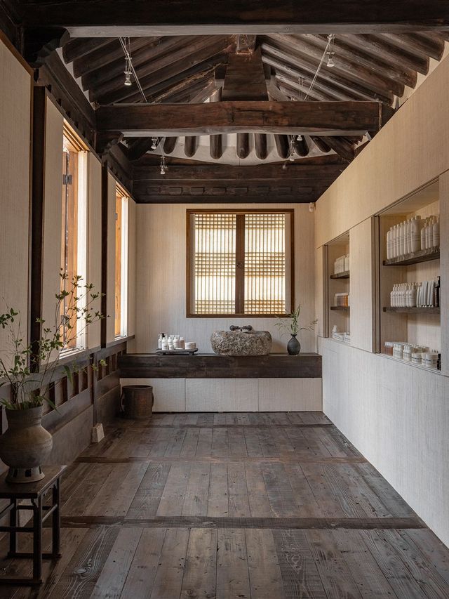 한옥의 아름다움을 그대로 간직한 르 라보 북촌 플래그십 스토어 