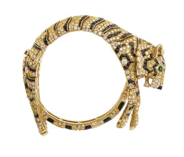 다이아몬드와 에메랄드, 오닉스를 세팅한 호랑이 모티프 골드 브레이슬릿은 윈저(Windsor) 공작부인이 주문 제작했던 피스다.