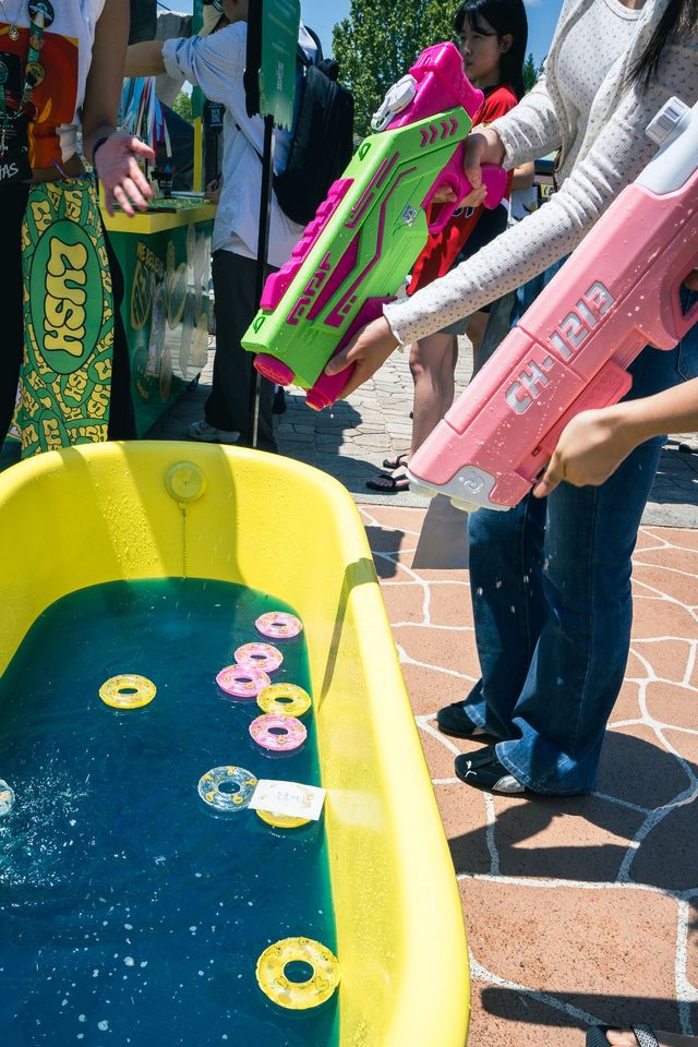 마음 샤워 캠페인 DMZ 피스트레인 화장실 외부에서 '슈팅 샤워 게임'을 하는 모습