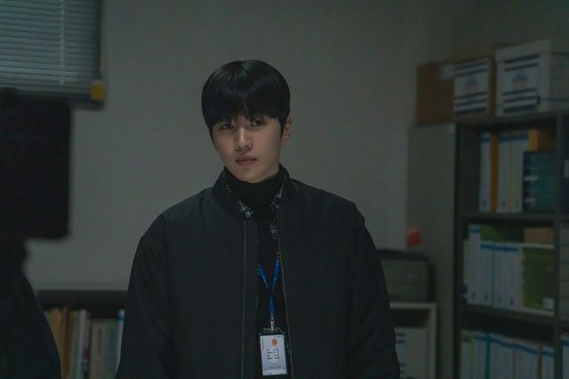 디즈니+ 시리즈 〈메스를 든 사냥꾼〉 스틸