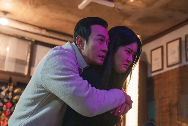 디즈니+ 시리즈 〈메스를 든 사냥꾼〉 스틸