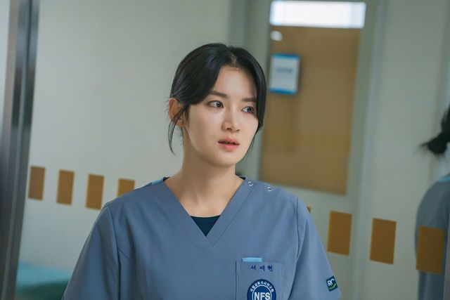 디즈니+ 시리즈 〈메스를 든 사냥꾼〉 스틸