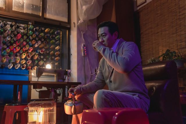 디즈니+ 시리즈 〈메스를 든 사냥꾼〉 스틸