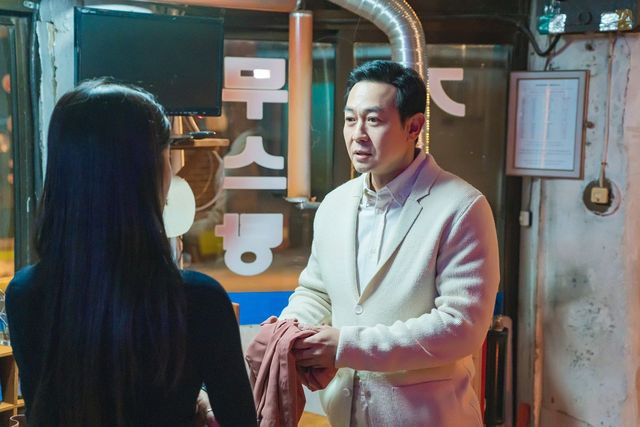 디즈니+ 시리즈 〈메스를 든 사냥꾼〉 스틸