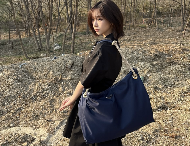 프라다 마리너 리나일론 라지 숄더백 발틱 블루, 3백65만원 (미디엄 사이즈, 3백3십만원, 스몰사이즈 3백만원)