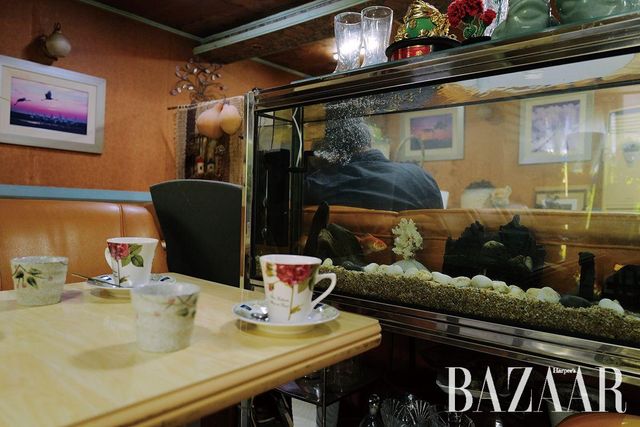 국일다방 단골 노신사들이 남겨두고 간 찻자리. 