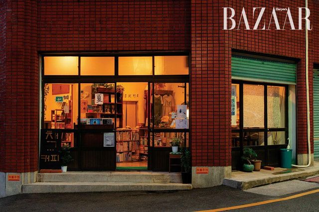 책방 겸 카페 그리고 동네 사랑방 역할을 톡톡히 하고 있는 낙수의 언덕. 