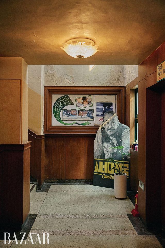 고전 영화의 포스터와 스틸컷으로 꾸민 광주극장 내부, 2층 관람장으로 향하는 길목에는 시네마천국의 입간판이 세워져 있다.