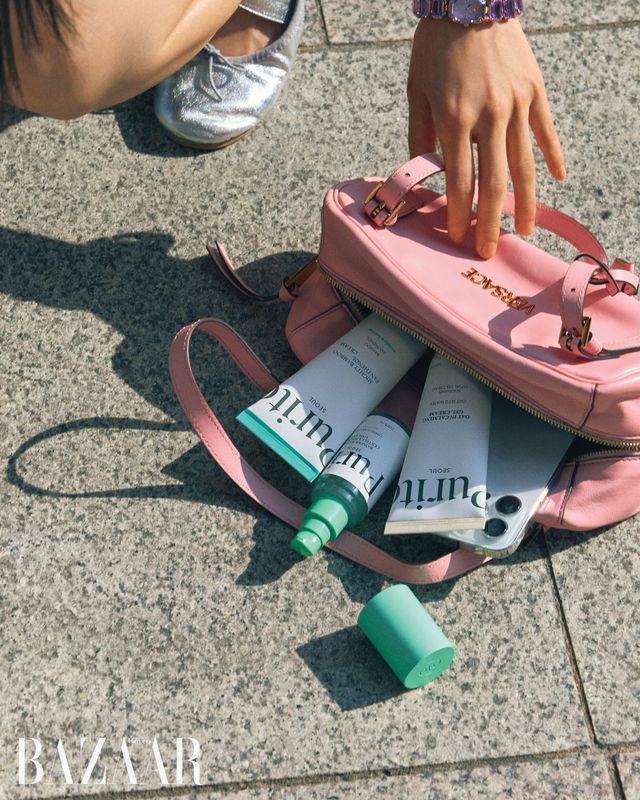 데님 드레스 We11done. 슈즈 Repetto. 핑크 토트백 Versace. 워치와 브레이슬릿 모두 Swarovski.