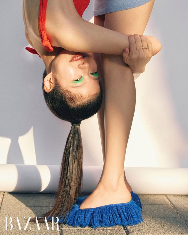 오렌지 스윔수트 & Other Stories. 니트 스커트 Arket. 슈즈 Ferragamo.