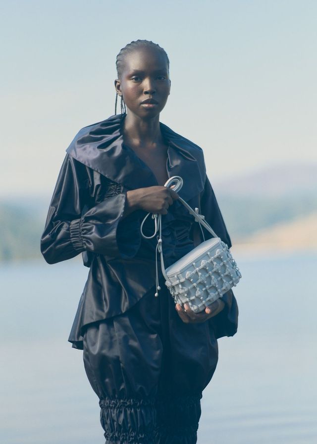 로이신 피어스와 협업한 폴렌느 버튼 보우 컬렉션 캠페인 컷.