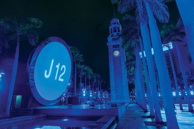 샤넬 ‘J12 블루’ 출시를 기념하며. 온통 푸른 빛으로 가득했던 홍콩의 랜드마크 침사추이 시계탑.