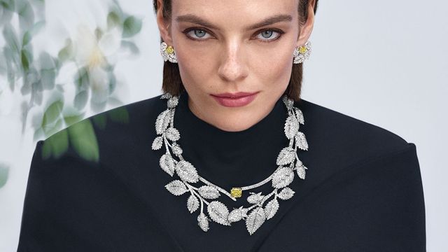 조제프 쇼메가 제작한 와일드 리프 티아라에서 영감받은 ‘와일드 로즈’ 이어링과 네크리스.