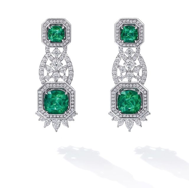에메랄드에 플래티넘·18K 화이트 골드·다이아몬드가 더해진 ‘에빌 드 라 네이처’ 이어링.