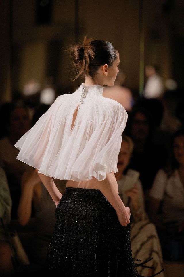 한없이 가벼운 소재로 제작된 블라우스.