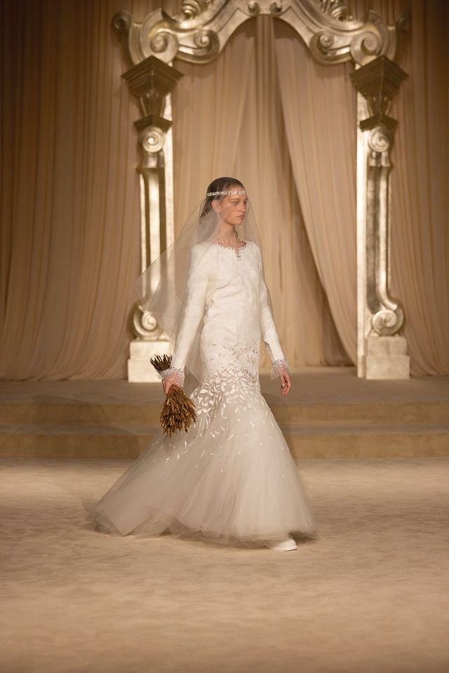 밀 이삭 부케를 든 신부.