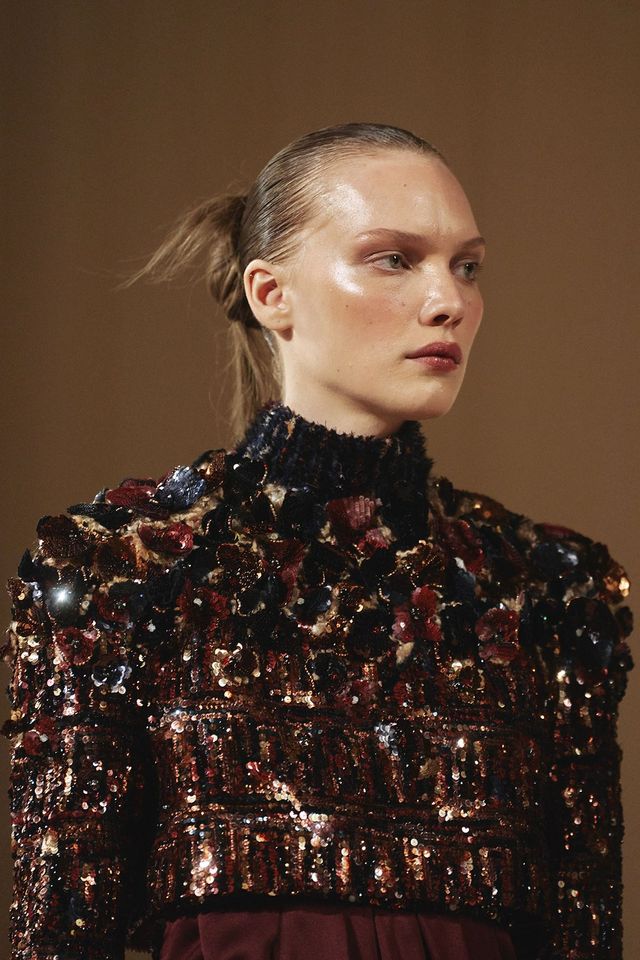 한 땀 한 땀 수놓인 반짝이는 스팽글.