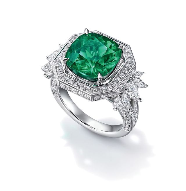 정교하게 커팅된 에메랄드가 보는 각도에 따라 다양한 무드를 선사하는 ‘에빌 드 라 네이처’ 링.