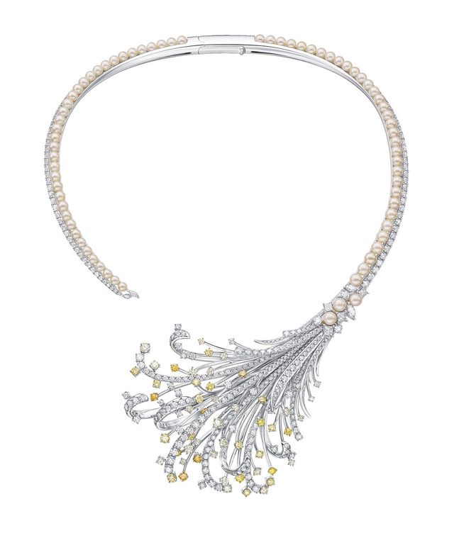 호수에 비치는 빛과 떨어지는 물줄기를 다이아몬드를 통해 표현한 ‘루미녹스’ 네크리스와 이어링.