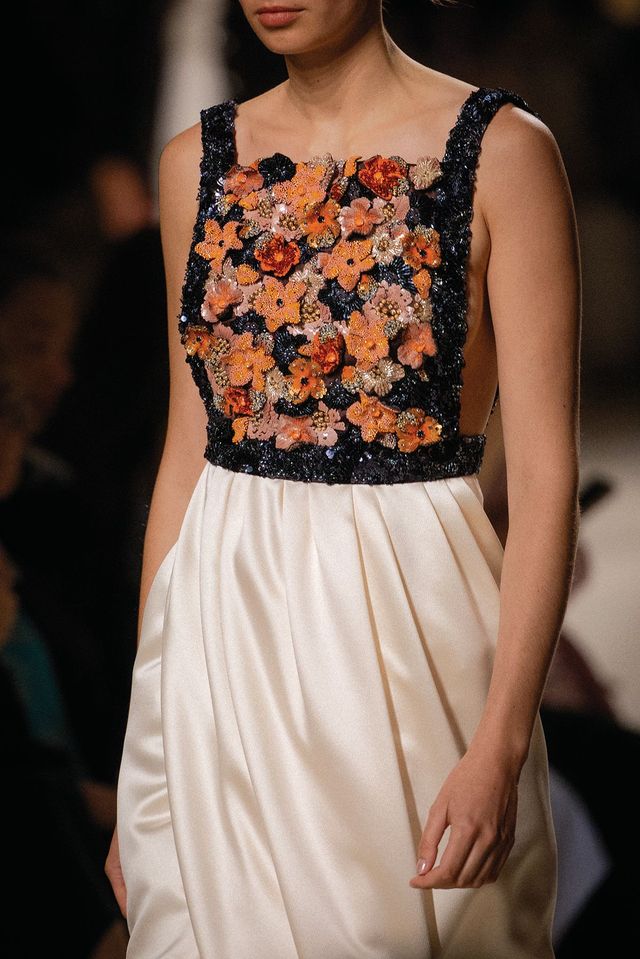 로맨틱한 멀티 컬러 플로럴 자수.