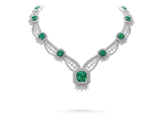 에메랄드에 플래티넘·18K 화이트 골드·다이아몬드가 더해진 ‘에빌 드 라 네이처’ 네크리스.