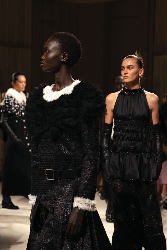 차분한 블랙 컬러의 행렬.