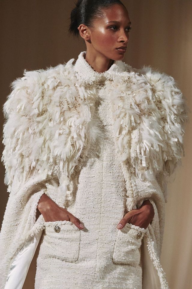 페이크 퍼 재킷을 덧입은 듯 연출된 퍼 장식 트위드 재킷.