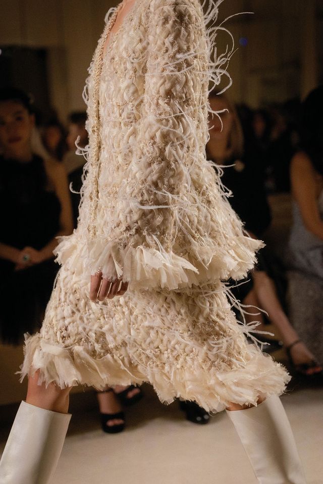 깃털 장식을 더한 트위드.