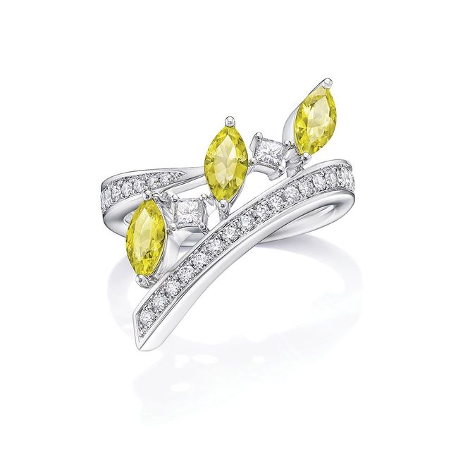 18K 화이트 골드에 다이아몬드와 옐로 투르말린이 세팅된 ‘스쌩띠르망’ 네크리스와 링.