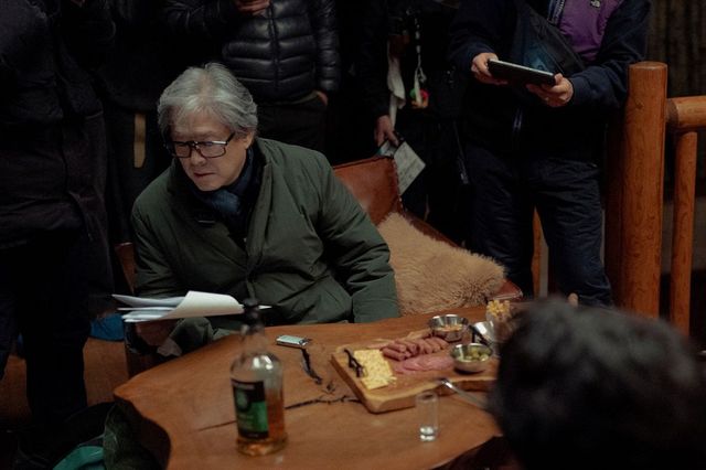 〈어쩔수가없다〉 촬영장에서 포착된 박찬욱 감독의 모습 / 네이버 영화 스틸컷 