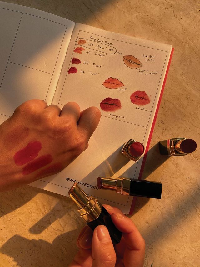 촬영 전, 늘 제품을 테스트해보며 발색, 제형, 컬러 조합 등을 꼼꼼히 기록한다.