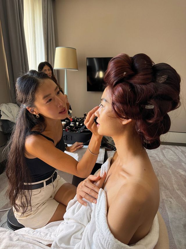 베니스 영화제에 참석하는 정호연을 위해 메이크업을 하고 있는 니나 박.