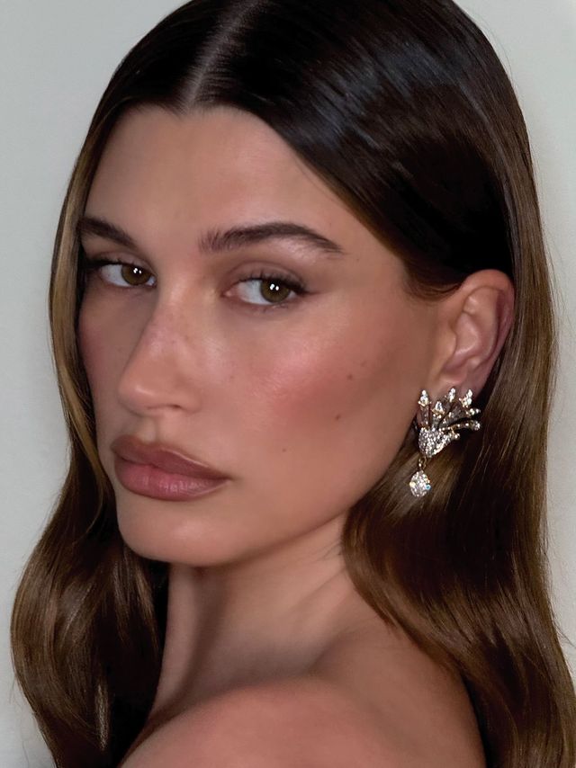 브라운 컬러를 활용해 헤일리 비버에게 1990년대 글램 룩을 연출했다. 