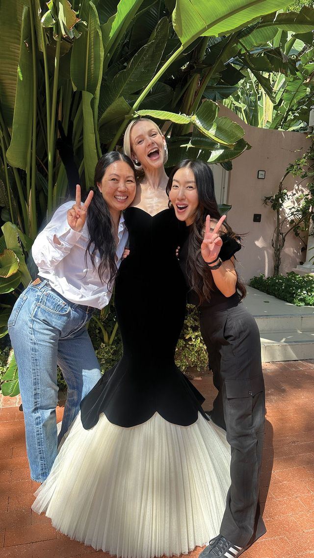 아카데미 시상식에 참석하는 캐리 멀리건을 위해 모인 제니 조와 니나 박.