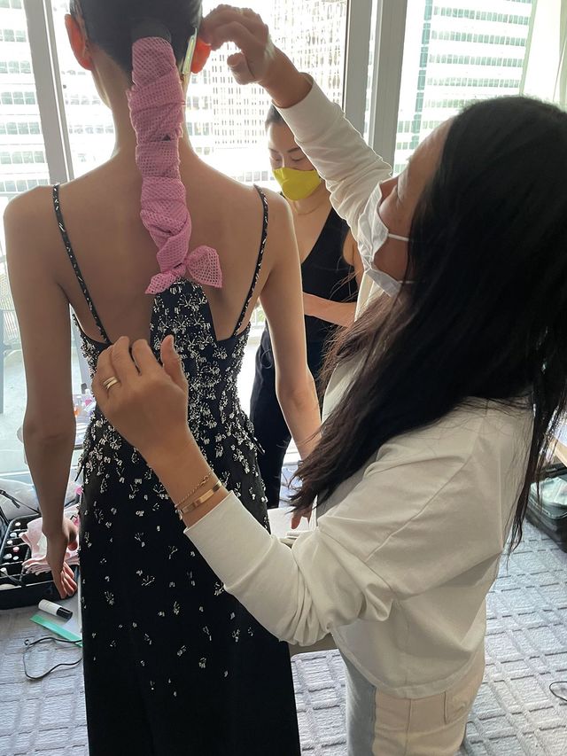 큰 화제를 모았던 정호연의 댕기 헤어스타일.