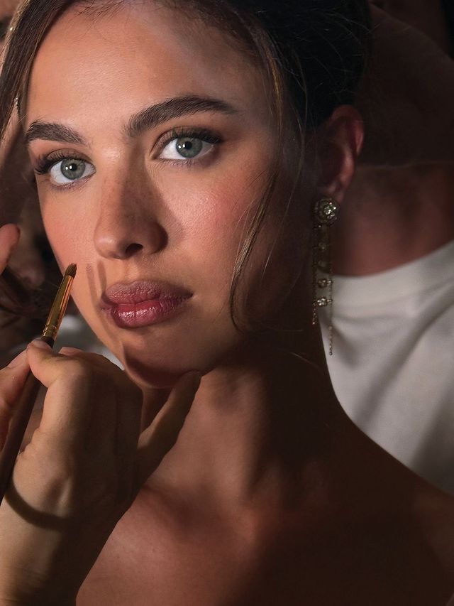 칸 영화제에 참석한 마거릿 퀄리. 부드럽고 우아한 룩을 완성했다.