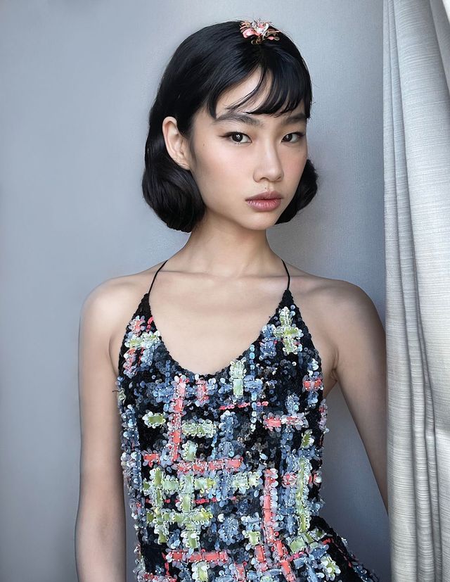 굵은 웨이브를 넣은 단발 머리에 한국의 전통 장신구인 첩지를 매치했다.
