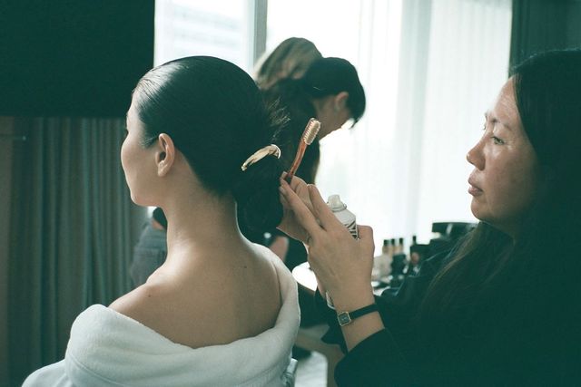 크리틱스 초이스 어워드에 참가하는 사와이 안나에게 로 번 스타일을 연출하는 제니 조.