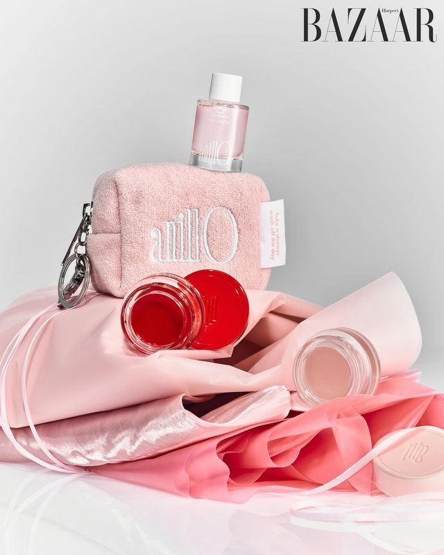 오직 카카오톡 선물하기에서 만날 수 있는 기프트 세트. 테리 소재 파우치와 로지나잇 리페어 헤어 에센스가 글로우 밤과 함께 증정된다. 