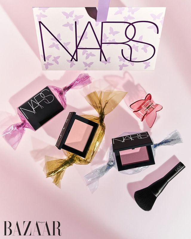 카카오톡 선물하기에서는 블러셔와 함께 브러쉬, 나비 모티프 헤어 클립으로 구성된 세트를 만날 수 있다. 