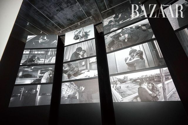 «바자전: IN-BETWEEN» 전시 전경. 니키 리의 16채널 영상 작품 〈Scenes〉가 상영되고 있다.