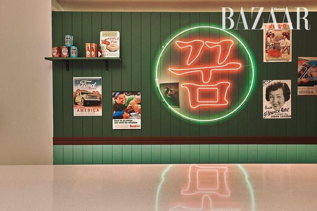 〈American Fever〉 연작을 한 단어로 정의했을 때, 작가는 ‘꿈’이라는 단어를 떠올렸다. 전시장 한편에 미 서부영화에서 볼 수 있을 법한 바 형식의 세트를 만들고 네온사인을 배치해, 관람객이 작업 속 일부가 되는 경험을 선사했다.