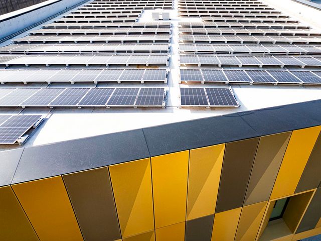 본관 위로 설치된 태양광 패널에서 지속가능성에 대한 불가리의 비전을 느낄 수 있다.