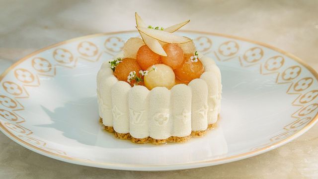 르 카페 로컬 디저트 메뉴 중 하나인 페어 샬로트(Pear Charlotte). 배 콩포트와 페퍼 초콜릿 크리스프, 아몬드 바닐라 비스킷이 조화로운 달콤함을 선사한다. 